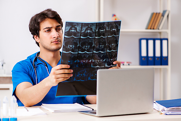 포토 JPG 해외이미지 응시 남자 의학 엑스레이 실내 병원 한명 들기 상반신 성인 옆모습 노트북 의사 관찰 확인 성인남자한명만 해외202105 해외포토 1 시선 뷰포인트 모션 사람 내부 전자제품 의료진 남자한명만 성인남자만 파일형식