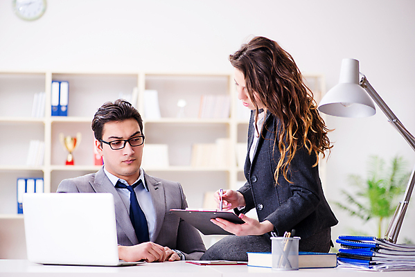 포토 JPG 해외이미지 직업 여자 남자 행복 비즈니스 노동자 직장 말하기 대화 협상 설명 사람 앉기 사무실 업무 작업 비즈니스맨 비즈니스우먼 발표 토론 종업원 책상 동료 계약 컨설턴트 경영자 면접 문서 비서 보여주기 자원 경영 고용 정중 해외202105 해외포토 감정 가구 컨셉 회사 관계 모션 구직 직장인 전문직 상담 리더 채용 파일형식