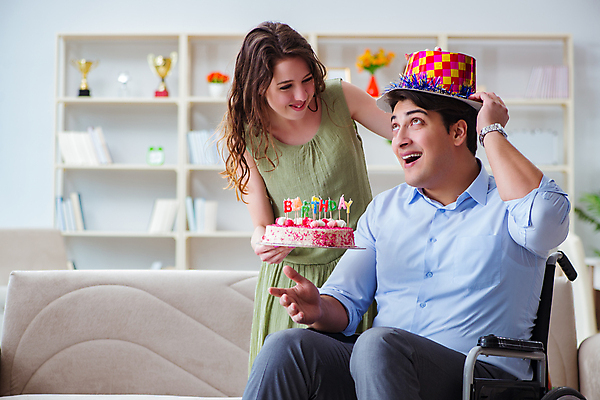 포토 JPG 해외이미지 커플 기념일 행복 크리스마스 의자 가족 휴가 주택 함께함 건강 병원 사랑 사람없음 약 파티 케이크 고통 환자 축하 바퀴 생일 장애인 간호 휠체어 흥분 테라피 장애 간병인 돌봄 지원 캡모자 헬프 해외202105 해외포토 직업 모자_잡화 감정 가구 컨셉 의학 관계 모션 디저트 이벤트 건물 뷰티 도움 파일형식
