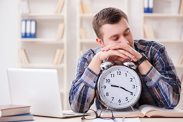 포토 JPG 해외이미지 학생 교육 시계 과학 교실 학교 책장 선반 피곤 사람없음 책 학습 스터디 독서 상점 시험 정보 시간 잠 작업 도서관 읽기 교과서 준비 대학교 공포 일반 서점 경영 마감 시험공부 실종 해외202105 해외포토 가구 컨셉 비즈니스 모션 교재 사건 파일형식