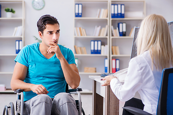 포토 JPG 해외이미지 의자 뼈 엑스레이 건강 병원 설명 사람없음 치료 듣기 시험 환자 의사 바퀴 좌절 장애인 사건 휠체어 방문 테라피 장애 깨짐 돌봄 방사선 치유 해외202105 해외포토 교육 감정 가구 컨셉 의학 모션 뷰티 의료진 파일형식