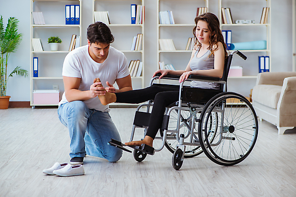 포토 JPG 해외이미지 전신 여자 남자 의학 실내 병원 앉기 성인 두명 앞모습 옆모습 환자 의사 잡기 무릎꿇기 휠체어 다리들기 물리치료사 재활 재활운동 성인만 해외202105 해외포토 뷰포인트 모션 사람 내부 치료 운동 의료진 치료사 파일형식