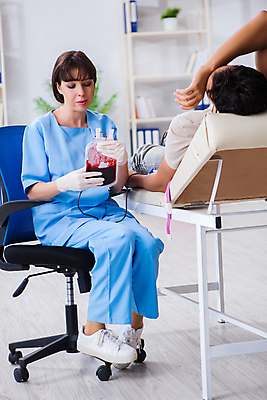 포토 JPG 해외이미지 과학 가방 건강 병원 주사기 사람없음 치료 빨간색 약 환자 간호사 의사 하트 액체 혈액 실험실 바이러스 질병 주기 감염 시스템 주사약 팔 암 정맥 기부 순서 돌봄 살균 해외202105 해외포토 모양 잡화 컬러 의학 의료기기 모션 실험 신체부위 의료진 혈관 파일형식