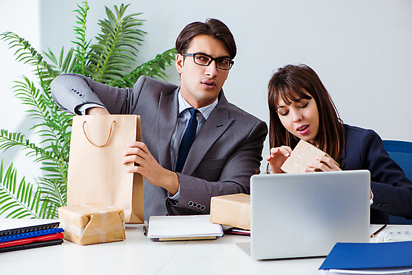 포토 JPG 해외이미지 종이 크리스마스 인터넷 회사 비즈니스 포장 노동자 봉투 선물 사람없음 쇼핑 상자 사무실 펼침 잡기 업무 비즈니스맨 비즈니스우먼 배달원 토론 편지 우체부 배송 서비스 무역 경영자 문서 패키지 질서 획득 온라인 물류 판지 전송 분배 해외202105 해외포토 직업 여자 기념일 남자 산업 모션 예절 작업 직장인 리더 파일형식