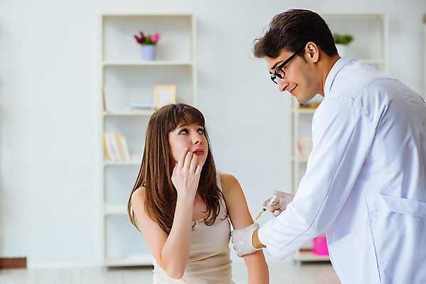 포토 JPG 해외이미지 여자 남자 의학 실내 병원 주사기 들기 상반신 성인 두명 앞모습 옆모습 마주보기 환자 의사 가리킴 잡기 성인만 해외202105 해외포토 뷰포인트 의료기기 모션 사람 손짓 내부 의료진 파일형식