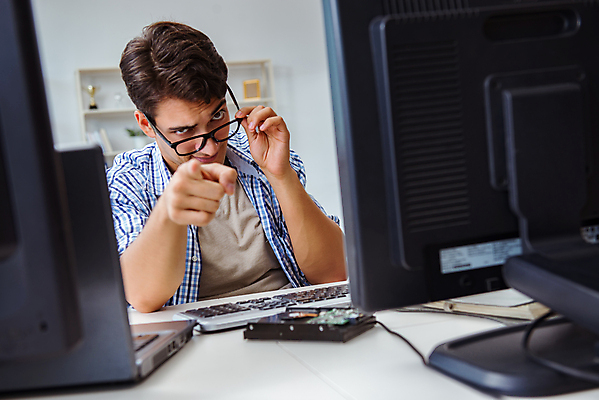 포토 JPG 해외이미지 행복 인터넷 회사 비즈니스 경비 사람없음 금융 노트북 컴퓨터 사무실 스크린 모니터 거래 가리킴 관찰 업무 작업 비즈니스맨 기술자 주식 상인 종업원 책상 흥분 경영자 보안 외화 바쁨 감시 보여주기 야근 동영상 경영 멀티 운영자 제어 프리랜서 신청 해외202105 해외포토 직업 남자 감정 가구 모션 안전 손짓 경제 전자제품 직장인 보호 리더 파일형식