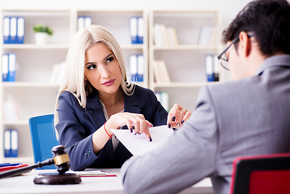 포토 JPG 해외이미지 직업 종이 비즈니스 협상 사람없음 사무실 거래 가리킴 비즈니스맨 비즈니스우먼 기다림 상담원 망치 중개인 고객 계약 사인 컨설턴트 상담 경영자 문서 법 결재 의사봉 재판 법관 변호사 순서 법정 이혼 조언 해외202105 카운슬러 해외포토 여자 남자 모션 손짓 공구 직장인 사무원 전문직 법률가 리더 파일형식