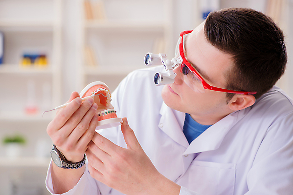 포토 JPG 해외이미지 모델 건강 치과 병원 설명 사람없음 치료 약 강사 교사 의사 흰색 기구 공구 입 확대 치아 청소 부식 치과의사 보여주기 턱 돌봄 블로거 위생관리 증상 치아교정 해외202105 해외포토 직업 컬러 의학 모션 관리 신체부위 의료진 도구 소화기관 교정 파일형식