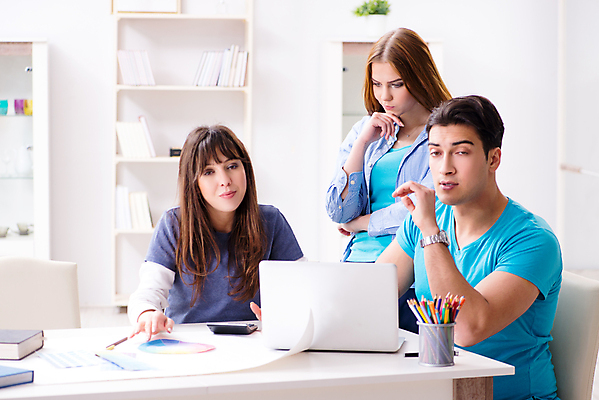 포토 JPG 해외이미지 직업 디자인 비즈니스 탁자 협력 노동자 아이디어 직장 함께함 창조 사람 사람없음 노트북 컴퓨터 사무실 견본 업무 작업 비즈니스맨 그룹 팔레트 선택 계획 건축가 토론 디자이너 스케치 동료 검색 그림 온라인 청사진 다락방 프로젝트 목업 힙스터 브레인스토밍 해외202105 해외포토 패션 남자 가구 컨셉 회사 관계 미술 전자제품 직장인 파일형식