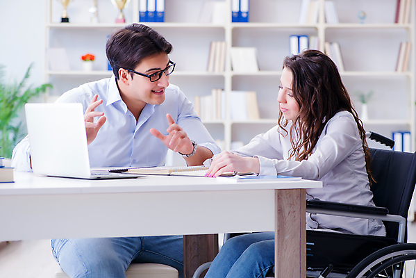 포토 JPG 해외이미지 학생 교육 행복 교실 학교 설명 사람 앉기 소년 노트북 학습 스터디 컴퓨터 독서 강사 교사 시험 장애인 책상 휠체어 교과서 준비 대학교 기회 온라인 장애 가정교사 지원 치유 해외202105 해외포토 직업 남자 감정 어린이 가구 모션 교재 전자제품 파일형식