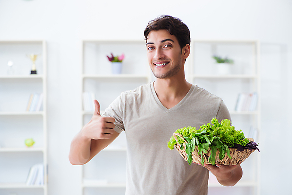 포토 JPG 해외이미지 라이프스타일 남자 음식 다이어트 채소 건강 농작물 바구니 샐러드 엄지손가락 신선 유기농 채식주의자 해외202105 해외포토 웰빙 농업 손가락 사람 생활 채식 파일형식