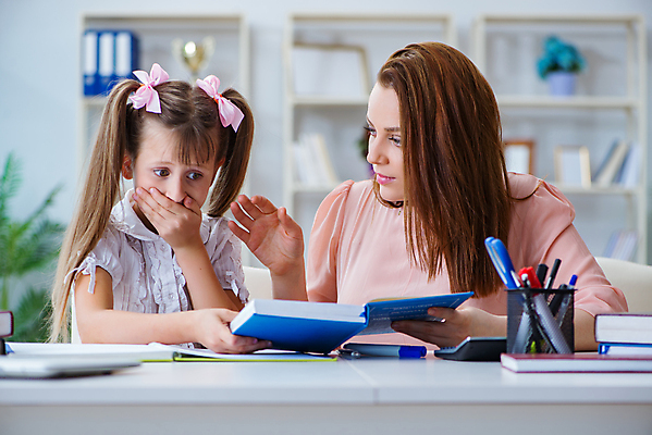 포토 JPG 해외이미지 학생 라이프스타일 교육 딸 행복 어린이 2 학교 가족 탁자 엄마 주택 함께함 사람 앉기 책 학습 스터디 부모 독서 교사 침묵 유치원 육아 도움 가르침 책상 교과서 격려 개발 초보 해외202105 해외포토 직업 감정 가구 컨셉 관계 모션 교재 건물 생활 소리 파일형식