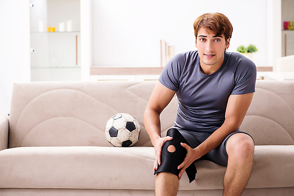 포토 JPG 해외이미지 응시 남자 축구공 의학 축구선수 실내 병원 한명 앉기 상반신 성인 앞모습 소파 환자 잡기 상처 무릎보호대 성인남자한명만 해외202105 해외포토 1 시선 뷰포인트 의자 공 축구용품 모션 운동선수 사람 내부 축구 남자한명만 성인남자만 파일형식