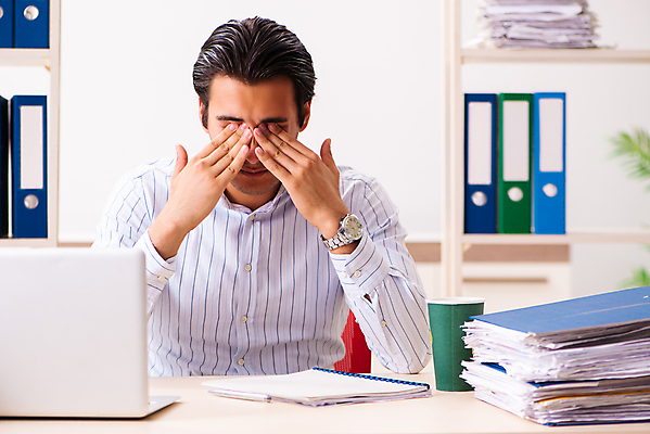 포토 JPG 해외이미지 직업 학생 남자 종이 회사 비즈니스 노동자 선반 스트레스 직장 피곤 앉기 컴퓨터 사무실 쌓기 공책 잠 업무 작업 비즈니스맨 뉴스 종업원 책상 보고서 경영자 바쁨 폴더 야근 온라인 회계 경영 마감 압력 회계사 실종 해외202105 해외포토 가구 컨셉 모션 문구용품 사람 경제 전자제품 직장인 사건 리더 파일 파일형식