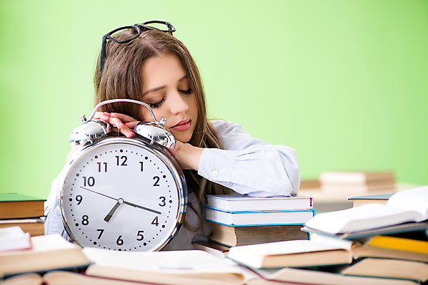 포토 JPG 해외이미지 학생 교육 시계 학교 피곤 사람없음 책 학습 스터디 독서 시험 시간 잠 도서관 교과서 준비 대학교 약속 낮잠 공포 경영 마감 시험공부 압력 조언 많음 연습생 실종 해외202105 해외포토 컨셉 비즈니스 교재 사건 연습 파일형식