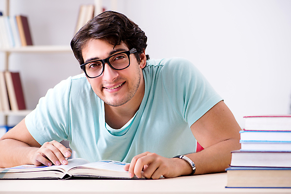 포토 JPG 해외이미지 학생 교육 행복 졸업 교실 학교 탁자 수업 주택 사람 10대 책 학습 스터디 독서 시험 도서관 책상 교과서 준비 대학교 과제 일반 시험공부 많음 연습생 해외202105 해외포토 감정 가구 컨셉 청소년 교재 건물 연습 파일형식