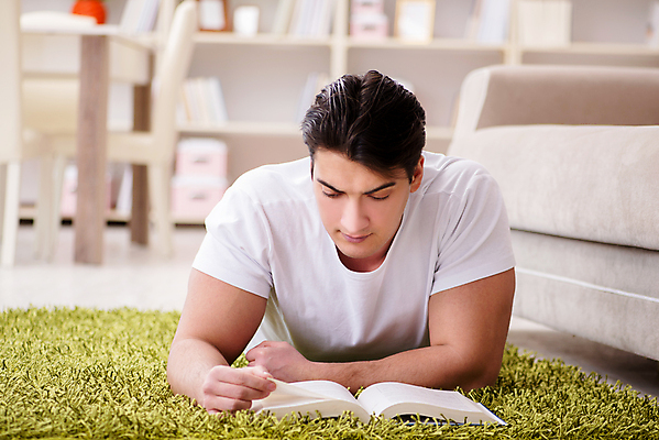 포토 JPG 해외이미지 학생 교육 졸업 책장 선반 바닥 주택 사람없음 책 학습 스터디 독서 쌓기 카펫 시험 업무 강의 집중 읽기 교과서 준비 대학교 문학 시험공부 심각 지능 프리랜서 연습생 해외202105 해외포토 직업 가구 컨셉 학교 모션 교재 건물 작업 연습 파일형식