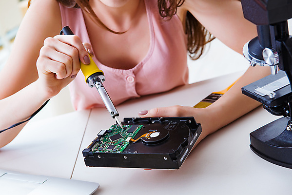 포토 JPG 해외이미지 비즈니스 사람없음 노트북 컴퓨터 자료 진료 운전 시험 정보 디스크 업무 기술자 엔지니어 드라이버 바이러스 실패 수리 확인 서비스 보안 고정 수납 유지 깨짐 마더보드 복원 지원 치유 하드웨어 헬프 회복 해외202105 해외포토 직업 교육 컨셉 의학 모션 안전 전자제품 공구 작업 도움 좌절 질병 파일형식