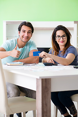 포토 JPG 해외이미지 커플 행복 종이 돈 2 가족 관계 남편 설계 주택 함께함 사람없음 금융 경제 계산기 엄지손가락 아내 절약 신용카드 계산 투자 영수증 온라인 회계 보험 계산서 대출 빚 세금 예산 회계사 해외202105 해외포토 직업 감정 컨셉 비즈니스 손가락 문구용품 건물 장비 재산 파일형식