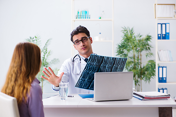 포토 JPG 해외이미지 엑스레이 건강 병원 경고 설명 사람없음 치료 컴퓨터 약 시험 환자 의사 발표 정지 결과 분석 상담 방문 암 온라인 보험 그만 방사선 치료사 치유 해외202105 해외포토 직업 교육 컨셉 의학 모션 전자제품 의료진 질병 파일형식