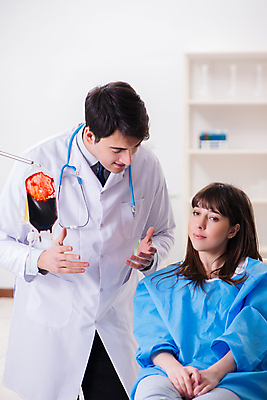 포토 JPG 해외이미지 가방 건강 병원 주사기 대화 설명 사람없음 치료 빨간색 약 노란색 환자 의사 하트 바늘 혈액 실험실 맥박 질병 주기 시스템 주사약 팔 암 정맥 기부 순서 돌봄 심장병 살균 해외202105 해외포토 모양 잡화 컬러 의학 의료기기 모션 실험 말하기 신체부위 의료진 도구 혈관 파일형식