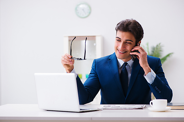 포토 JPG 해외이미지 직업 비즈니스 통신 모바일 말하기 대화 사람 노트북 스마트폰 핸드폰 컴퓨터 사무실 판매 업무 작업 도움 비즈니스맨 센터 종업원 중개인 고객 책상 서비스 컨설턴트 상담 경영자 바쁨 텔레마케팅 안내원 부름 온라인 마케팅 운영자 지원 헬프 회계사 대리인 해외202105 해외포토 남자 가구 컨셉 모션 전자제품 스마트기기 직장인 전문직 서비스업 리더 파일형식