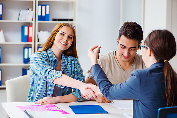 포토 JPG 해외이미지 직업 손 커플 행복 비즈니스 가족 남편 열쇠 설계 새로움 악수 아파트 주택 사람없음 금융 사무실 아내 재산 구매 중개인 고객 계약 흔들림 컨설턴트 상담 문서 투자 결재 서명 보험 변호사 대출 진짜 해외202105 해외포토 감정 컨셉 관계 모션 손짓 건물 신체부위 경제 쇼핑 전문직 파일형식