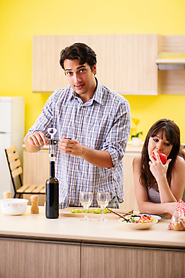 포토 JPG 해외이미지 커플 기념일 행복 음료 결혼 크리스마스 2 와인잔 가족 관계 유리 남편 휴가 새로움 함께함 발렌타인데이 사랑 사람없음 빨간색 파티 주방 와인 저녁식사 펼침 샐러드 낭만 마시기 나사 축하 알코올 아내 생일 성자 사과 연도 먹기 코르크 와인오프너 해외202105 해외포토 감정 종교 음식 컬러 컨셉 술잔 과일 모션 데이이벤트 재질 주류 이벤트 식사 공구 병따개 파일형식