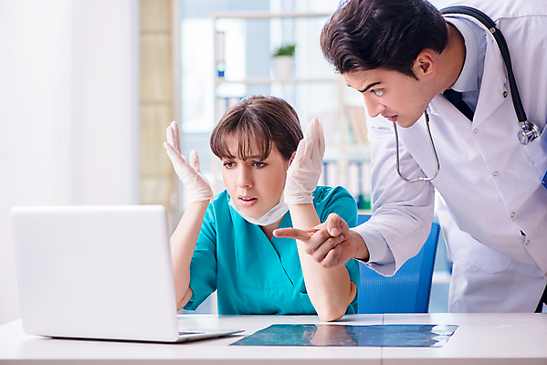 포토 JPG 해외이미지 학생 엑스레이 건강 병원 사람 사람없음 치료 노트북 컴퓨터 약 의사 분노 가리킴 좌절 암 실수 온라인 방사선 비명 스캐너 오류 인턴 잘못 해외202105 해외포토 감정 컨셉 비즈니스 의학 손짓 전자제품 의료진 질병 파일형식