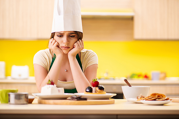 포토 JPG 해외이미지 여자 실내 한명 상반신 성인 앞모습 턱괴기 찡그림 고민 걱정 제빵 요리중 성인여자한명만 해외202105 해외포토 1 감정 뷰포인트 모션 표정 사람 내부 제과제빵 여자한명만 성인여자만 파일형식