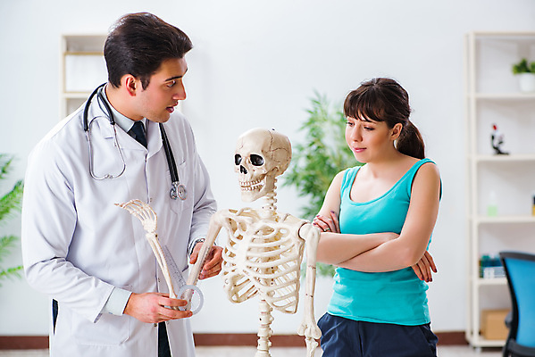 포토 JPG 해외이미지 응시 여자 남자 의학 실내 병원 상반신 성인 두명 옆모습 팔짱 의사 가르침 뼈모형 성인만 알려주기 해외202105 해외포토 시선 교육 뷰포인트 모션 사람 내부 모형 의료진 파일형식