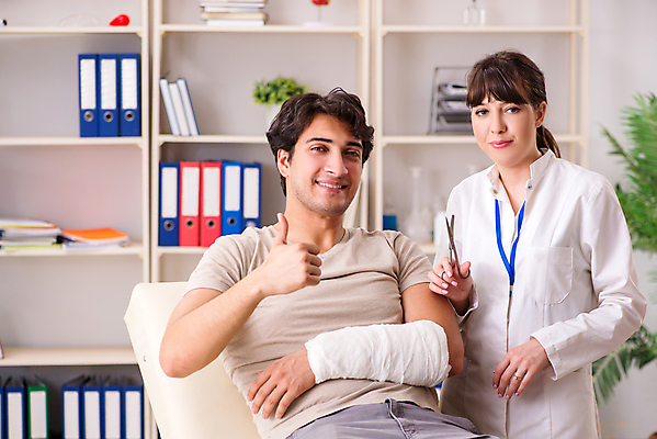 포토 JPG 해외이미지 손 행복 뼈 건강 병원 사람없음 치료 약 시험 환자 의사 엄지손가락 긴급 도움 자르기 사건 붕대 방문 팔 외과 테라피 보험 골절 깨짐 돌봄 석고 치유 해외202105 해외포토 교육 감정 컨셉 손가락 의학 모션 신체부위 뷰티 의료진 파일형식