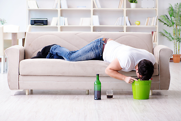 포토 JPG 해외이미지 남자 음식 주택 실내 건강 사람없음 옆모습 고통 알코올 던지기 질병 양동이 감염 박테리아 나쁜 거짓말 돌봄 복근 숙취 썩음 증상 해로움 효과 해외202105 해외포토 감정 뷰포인트 컨셉 의학 모션 근육 사람 내부 건물 파일형식