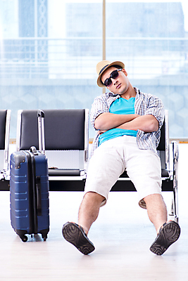 포토 JPG 해외이미지 여행 가방 반바지 휴가 비행기 항해 피곤 사람없음 여행객 여행가방 짐 잠 비즈니스맨 휴게실 기다림 공항 탈출 모험가 항공 출발 싱글 승객 예약 지연 대패 원정 터미널 파나마 혼자 해외202105 해외포토 잡화 남자 컨셉 배_교통 비즈니스 바지 항공교통 교통시설 모션 대중교통 사람 직장인 남아메리카 파일형식