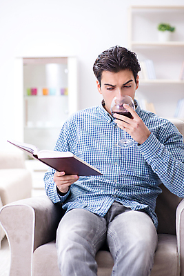 포토 JPG 해외이미지 라이프스타일 기념일 남자 행복 음료 와인잔 비즈니스 응원 유리 성공 휴가 주택 기념 실내 앉기 이벤트 사람없음 책 빨간색 소파 독서 파티 와인 축제 저녁식사 카페 마시기 흰색 축하 알코올 비즈니스맨 자신감 생일 건배 기회 안락의자 토스트 점심식사 스타일 해외202105 해외포토 감정 빵 컬러 컨셉 술잔 의자 모션 재질 주류 사람 내부 건물 생활 상점 식사 직장인 파일형식