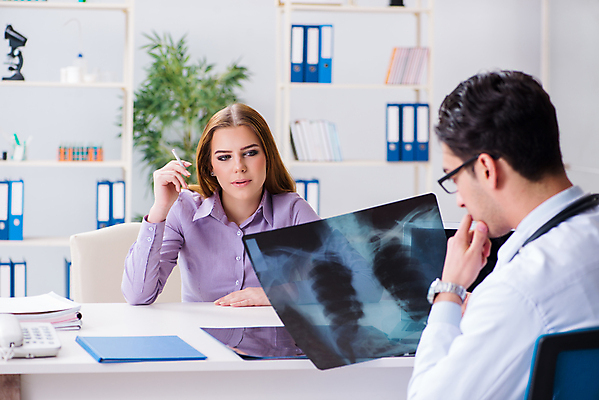 포토 JPG 해외이미지 생각 흡연 담배 엑스레이 건강 병원 설명 사람없음 치료 약 시험 환자 의사 발표 허파 연기 결과 분석 상담 방문 암 보험 방사선 배려 치료사 치유 해외202105 해외포토 직업 교육 컨셉 의학 모션 의료진 호흡기관 질병 파일형식