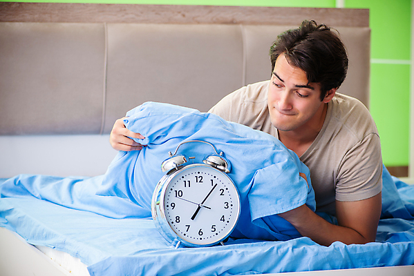 포토 JPG 해외이미지 시계 베개 아침 스트레스 건강 피곤 사람없음 쌓기 침실 고통 종 침대 잡기 시간 잠 업무 질병 야간 속도 낮잠 두통 공포 문제 거짓말 경영 불면증 악몽 실종 해외202105 해외포토 주간 자연요소 감정 가구 컨셉 비즈니스 의학 침구 모션 작업 사건 파일형식