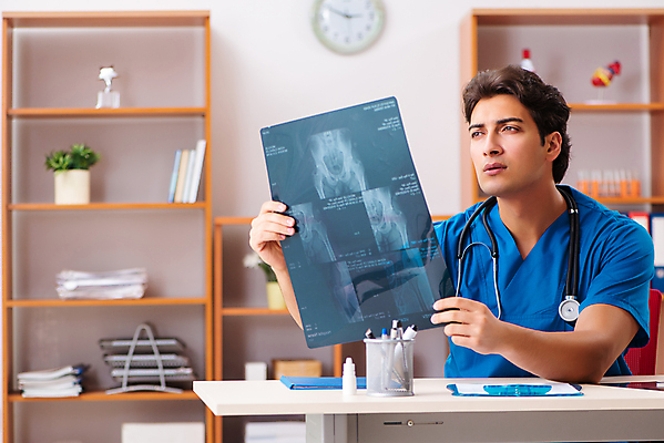 포토 JPG 해외이미지 응시 남자 의학 엑스레이 실내 병원 한명 들기 상반신 성인 옆모습 의사 집중 책상 확인 성인남자한명만 해외202105 해외포토 1 시선 뷰포인트 가구 컨셉 모션 사람 내부 의료진 남자한명만 성인남자만 파일형식