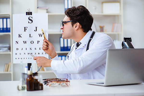 포토 JPG 해외이미지 알파벳 안경 유리 돋보기 건강 병원 사람없음 약 시험 의사 업무 유머 확대 편지 시력 코믹 비전 문제 안과 시력검사 카메라렌즈 돌봄 광학 검안사 해외202105 해외포토 직업 영어 잡화 교육 감정 의학 모션 재질 카메라 의료진 작업 검사_조사 파일형식 안경사