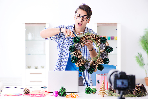 포토 JPG 해외이미지 나무 종이 크리스마스 인터넷 휴가 프레임 창조 선물 미술 취미 사람없음 목재 장식 카메라 촬영 웹 화환 네트워크 작업실 자르기 천 만들기 온라인 원뿔 동영상 수공예 DIY 블로거 블로그 소셜 솜씨 프리랜서 핸드메이드 국경 해외202105 해외포토 도형 식물 직업 기념일 꽃 재료 모션 문화예술 전자제품 직물 공예 파일형식