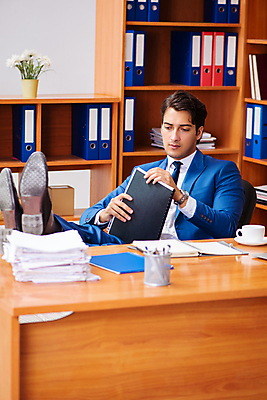 포토 JPG 해외이미지 직업 회사 비즈니스 사업가 노동자 정장 사람없음 노트북 컴퓨터 사무실 독서 쌓기 업무 작업 비즈니스맨 뉴스 종업원 책상 보고서 경영자 바쁨 폴더 업무과다 야근 온라인 회계 변호사 경영 마감 압력 회계사 실종 해외202105 해외포토 옷 남자 가구 모션 경제 전자제품 직장인 사건 리더 파일 파일형식