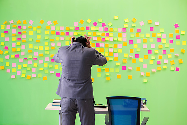 포토 JPG 해외이미지 남자 컨셉 회사 비즈니스 사업가 모바일 스트레스 직장 피곤 한명 정장 상반신 성인 사무실 쪽지 업무 작업 비즈니스맨 좌절 가득함 포스트잇 바쁨 감싸기 손짚기 성인남자한명만 해외202105 해외포토 직업 1 옷 감정 모션 사람 손짓 메모지 직장인 남자한명만 성인남자만 파일형식