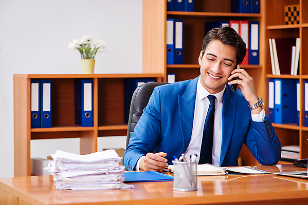 포토 JPG 해외이미지 직업 행복 비즈니스 모바일 노동자 선반 직장 말하기 대화 사람 정장 노트북 스마트폰 핸드폰 컴퓨터 사무실 쌓기 업무 작업 비즈니스맨 뉴스 종업원 책상 보고서 경영자 문서 파일 바쁨 폴더 온라인 회계 변호사 회계사 해외202105 해외포토 옷 남자 감정 가구 회사 모션 경제 전자제품 스마트기기 직장인 리더 파일형식