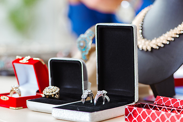 포토 JPG 해외이미지 전통 디자인 여자 목걸이 장신구 창문 팔찌 선물 사람없음 장식 빛 세트 유행 세일 상점 금속 귀걸이 반지 화려 시장 재산 황금 고급 우아함 은색 보석 인도인 수집 무역 진열장 다이아몬드 소매 보물 브로치 스타일 해외202105 해외포토 외국인 산업 컬러 컨셉 재질 사람 동양인 금융 광석 파일형식