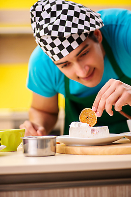 포토 JPG 해외이미지 응시 남자 실내 한명 들기 상반신 성인 앞모습 케이크 제빵 요리중 건과일 음식데코레이션 제빵사 성인남자한명만 해외202105 해외포토 직업 1 시선 뷰포인트 과일 모션 디저트 건조 사람 내부 제과제빵 남자한명만 성인남자만 파일형식