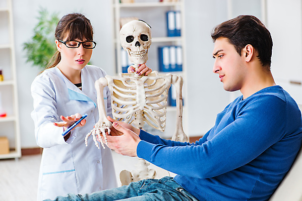 포토 JPG 해외이미지 여자 남자 의학 실내 병원 들기 상반신 성인 두명 앞모습 옆모습 환자 의사 잡기 가르침 뼈모형 성인만 안경낌 알려주기 해외202105 해외포토 교육 안경 뷰포인트 모션 사람 내부 모형 의료진 파일형식