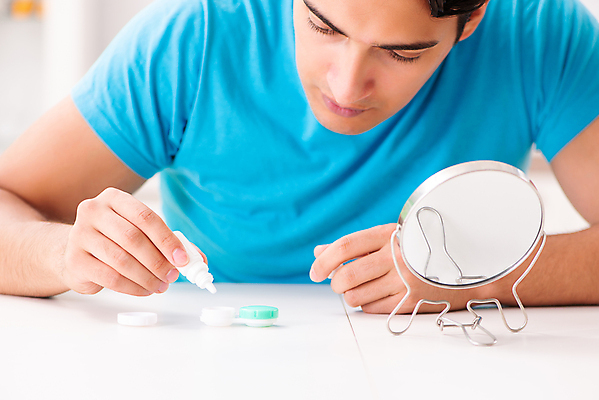 포토 JPG 해외이미지 학생 안경 유리 건강 사람없음 약 의사 일회용 컨테이너 눈동자 시력 비전 부드러움 안과 넣기 돌봄 삽입 광학 검안사 해외202105 해외포토 직업 잡화 산업 의학 모션 재질 병원 의료진 눈_신체부위 감각 파일형식 안경사