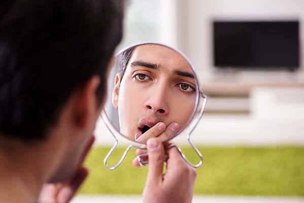 포토 JPG 해외이미지 손 응시 남자 얼굴 건강 소년 성인 사람없음 치료 10대 약 머리 화장품 거울 욕실 점 주름 씻기 미용사 피부 피부관리 감염 문제 테라피 여드름 돌봄 염증 위생관리 흉터 해외202105 해외포토 직업 시선 어린이 의학 모션 청소년 관리 사람 신체부위 뷰티 청결 질병 상처 파일형식