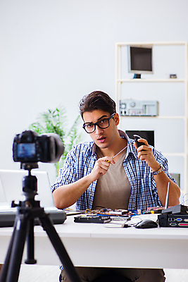 포토 JPG 해외이미지 인터넷 기술 설명 사람없음 컴퓨터 카메라 촬영 과학기술 공구 작업 네트워크 기술자 수리 쥐 서비스 순환 전자 고정 문제 온라인 동영상 DIY 교체 깨짐 마더보드 블로거 소셜 전기회로 지원 하드웨어 해외202105 해외포토 직업 컨셉 모션 취미 전자제품 도구 회로판 설치류 파일형식