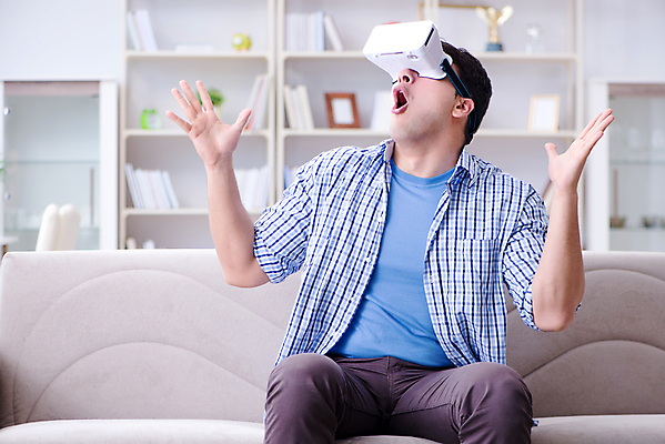 포토 JPG 해외이미지 행복 안경 놀이 고글 주택 앉기 취미 사람없음 컴퓨터 소파 3D 헤드폰 놀람 경쟁 흐름 게임 사이버 흥분 하이테크 비전 동영상 중독 패드 혁명 게이머 비디오게임 인터페이스 제어 가상 가상현실 현실 중독자 해외202105 해외포토 잡화 감정 음향기기 컨셉 의자 모션 기술 표정 건물 전자제품 디지털합성 파일형식